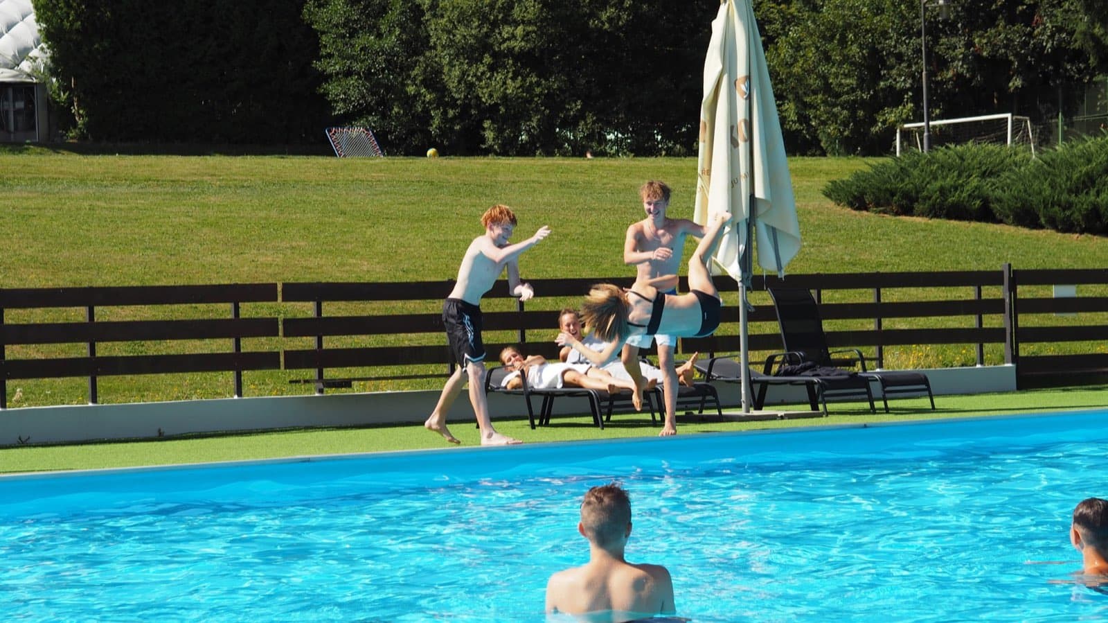 Volná chvíle u bazénu na JHC 2025