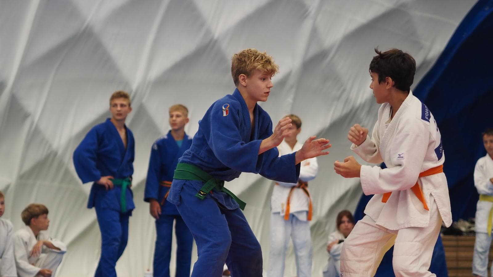 Děti na tatami sledují výklad
