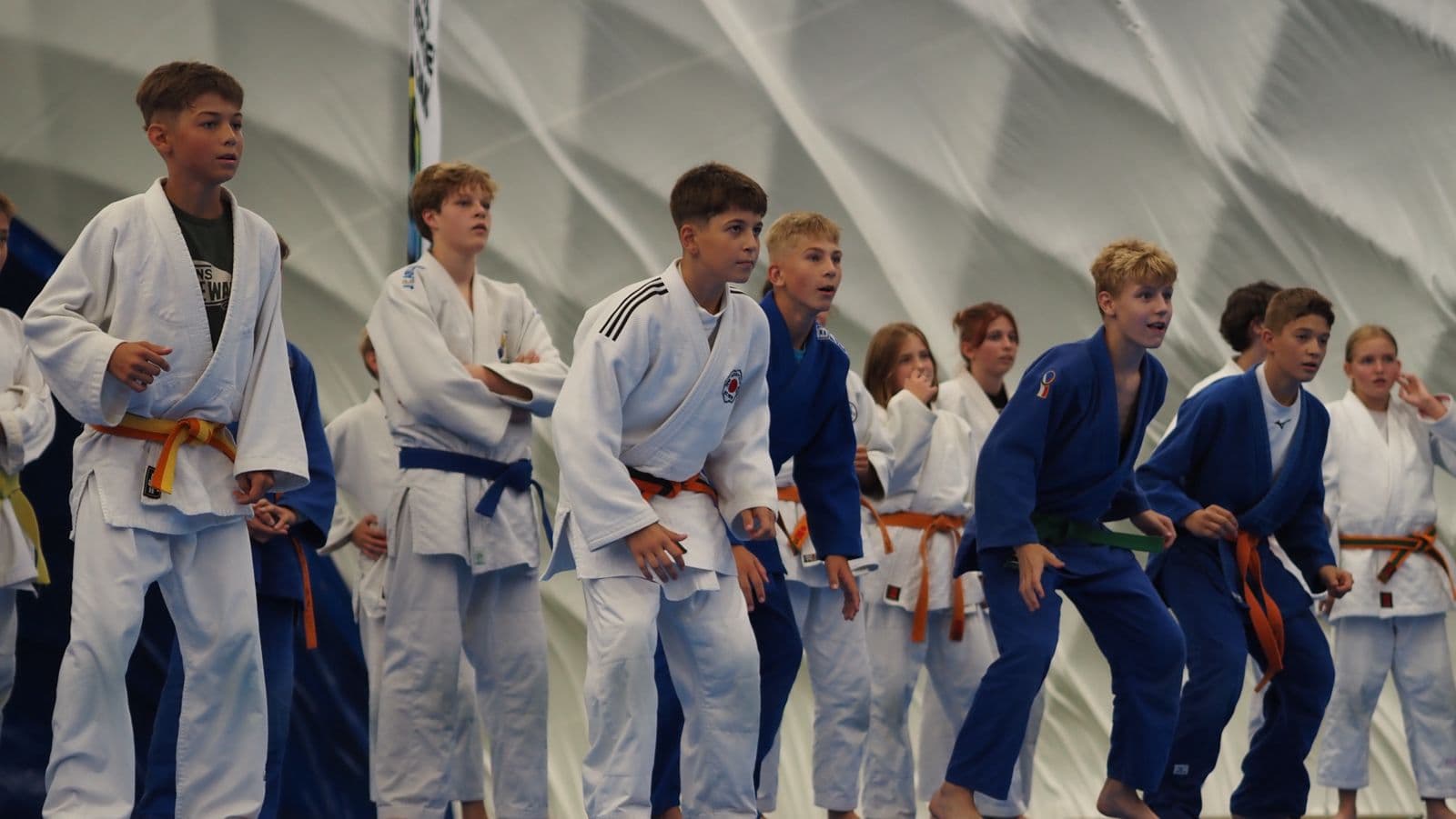 Děti pozorují ukázku na JHC 2026